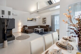 Luxusnký-izb. RD, bazén, garáž,zariadený v obci Šoporňa - 9