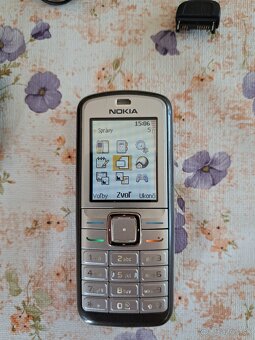 Mobil Nokia 108 a mobil Nokia 6070 - 9
