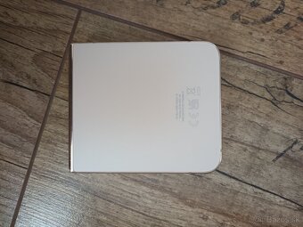 Samsung Galaxy Z Flip4 128 GB zlaty - 9