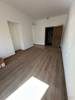 Prenajmem piestor/kanceláriu - 9