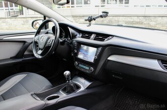 Toyota Avensis Combi 1.6 D-4D - 9