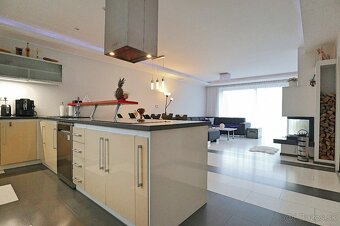 Krásny 5i RD s dvojgarážou, bazénom - TOP PROSTREDIE - 9