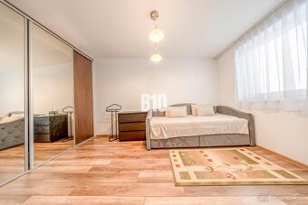 NA PREDAJ - Krásny 5 izbový rodinný dom s svojgarážou v Bern - 9