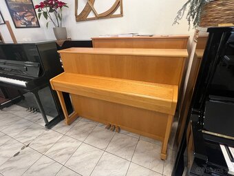 Anglická Yamaha P110N v záruce, včetně klavírní židle. - 9
