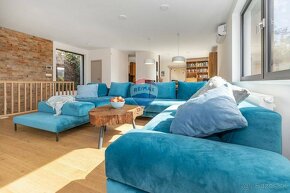 Moderná rodinná vila s nádychom luxusného minimalizmu priamo - 9