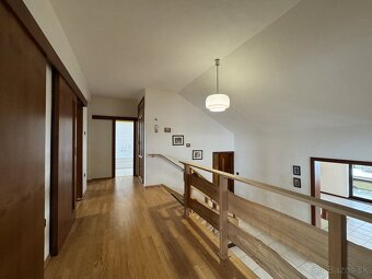EXKLUZÍVNE Rodinný dom s 2 bytovými jednotkami v obci Krá - 9