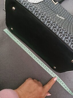 Ciernobiela kabelka zn. GUESS - 9