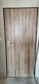 Protipoziarne vchodove dvere, sirka 95cm (lave) a 85cm (prav - 9