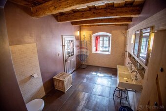 Krásne zrekonštruovaný historický dom v obci Vyhne - 9
