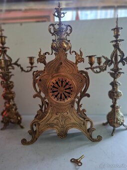 Predám funkčné starožitné mechanicke krbové mosadzné hodiny - 9