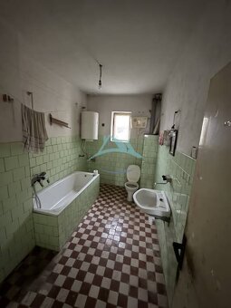 NA PREDAJ: Priestranný poschodový rodinný dom Obec Vinica, o - 9