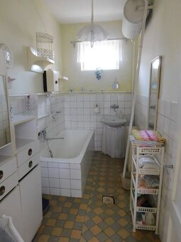 Na predaj rodinný dom s veľkým pozemkom 2303 m2 v obci Hradi - 9