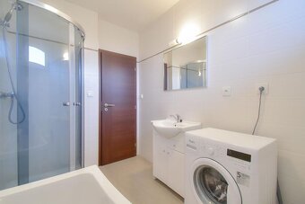 -Moderný 4-izbový bungalov s veľkým pozemkom len 10 minút od - 9