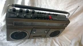 retro kazeťáky, boombox, staré rádio - 9