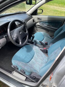 Nissan Almera N16 hatchback - 9