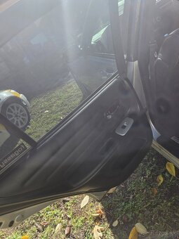 Čierny interiér Lexus is200 - 9