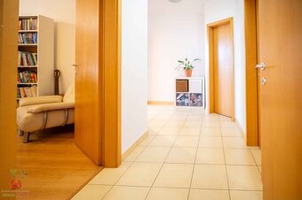 Veľkometrážny slnečný 3-izbový byt s balkónom a garážou - 9