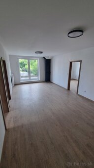 Priestranný 4-izbový byt s veľkou predzáhradkou na prenájom - 9
