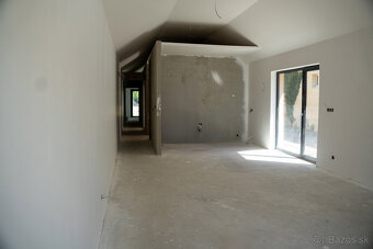 Rodinný dom s moderným vidieckym dizajnom - 9