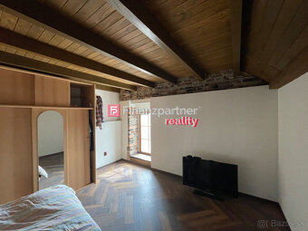 Nadštandartný podkrovný app byt s vytahom na Hlavnej ulici ( - 9