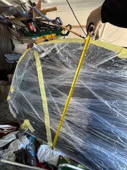 Elegantný fialový gauč s taburetkou a vankúšmi – výborný sta - 9