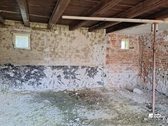 Veľkorysý vidiecky dom z nepálenej tehly čaká na druhú šancu - 9