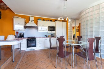 Architektonický klenot s veľkorysým pozemkom – Zemplínska Te - 9