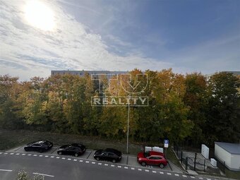 Na prenájom zariadený 2i byt s balkónom a parkovacím... - 9