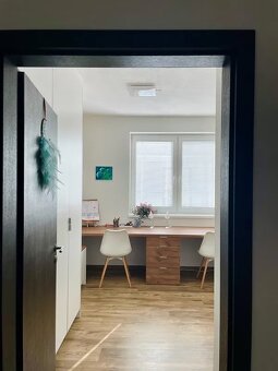 Útulný 3-izbový rodinný dom s krásnou záhradou - Rovinka - 9