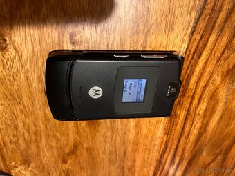 Motorola legendárne mobily RAZR V3/SLVR L7e/KRZR K1 - 9