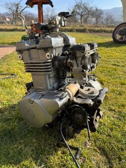 Motor z motorky Kawasaki ER-5 - 9