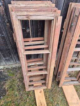 Staré drevené krídla okien - 9