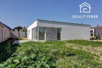Na predaj skolaudovaný 4i RD s pozemkom 596 m² v Malej Pake. - 9