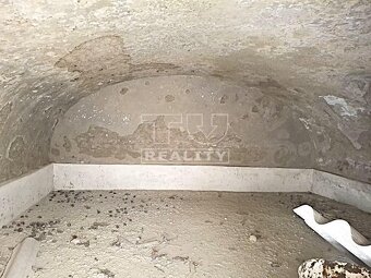 Staršia usadlosť s potenciálom na 83 árovom pozemku na... - 9