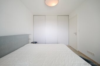 Dizajnový 2-izbový byt s loggiou v projekte Urban Residence - 9