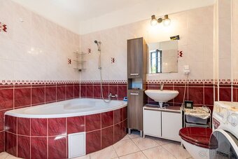DVOJGENERAČNÝ RODINNÝ DOM S PODNIKATEĽSKÝM PRIESTOROM - 9
