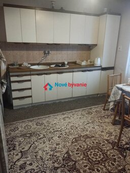 Dvojpodlažný rodinný dom s rozsiahlym pozemkom vo Vranove na - 9