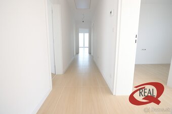 SKOLAUDOVANÝ RODINNÝ DOM, TEHLOVÁ STAVBA, IHNEĎ VOĽNÝ - 9