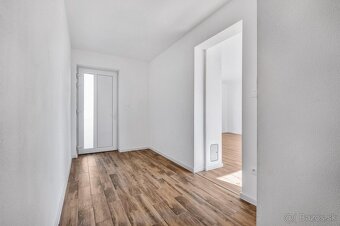 Nadštandardná 4-izbová novostavba s veľkou garážou - 9