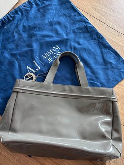 Armani Jeans lakovaná kabelka - 9