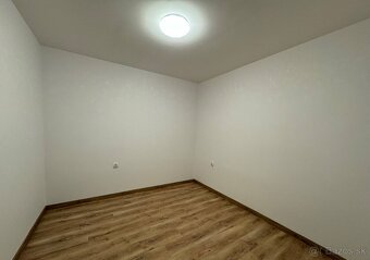 Krásny, 4 izbový rodinný dom s garážou - Horné Saliby. - 9