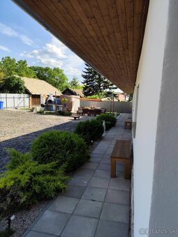 Zrekonštruovaný, zariadený rodinný dom s garážami vo Svodine - 9