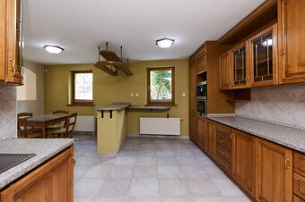 NA PREDAJ -MESTSKÁ 2- GENERAČNÁ VILA -TOPASOVÁ UL. - 9