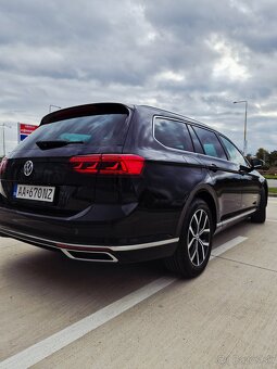 Volkswagen Passat Variant 2.0 TDI EVO Elegance DSG - 9