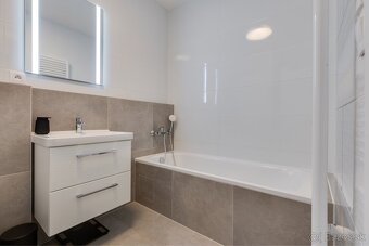 Krásny byt s veľkou obývacou izbou a výhľadom na zeleň - 9