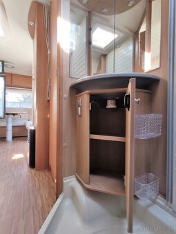 Plne sebestačný karavan Bürstner Belcanto s množstvom nadšta - 9