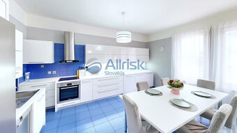 REZERVOVANÉ Rodinný dom s bazénom, letnou kuchyňou a vôňou d - 9