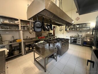 Kompletne vybavená reštaurácia, priestor na akcie a catering - 9