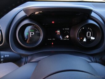 Toyota Yaris Hybrid 1.5 Comfort + Style + Tech - 9