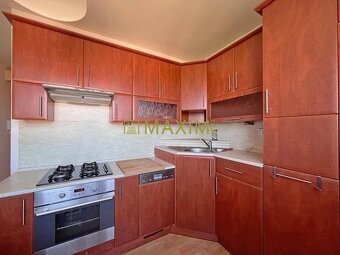 Ponúkame na predaj čiastočne zariadený klimatizovaný 4-izbov - 9